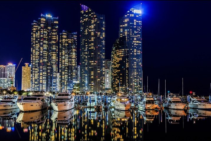 Haeundae, a world-class resort where the beautiful sea, mountains and modern buildings coexist. A space for culture and art, a space where you can feel a little more excitement from the sea, and a fun space where anyone can stay. The Bay is a complex culture and art space located in Haeundae, and many tourists visit it as a night view spot.